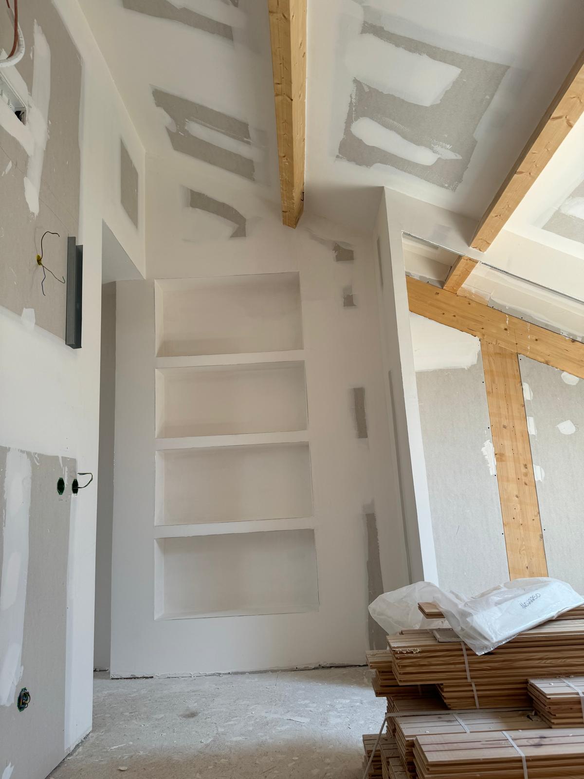 Obra real Multigesso — construção a seco em pladur com tetos preparados e estantes embutidas