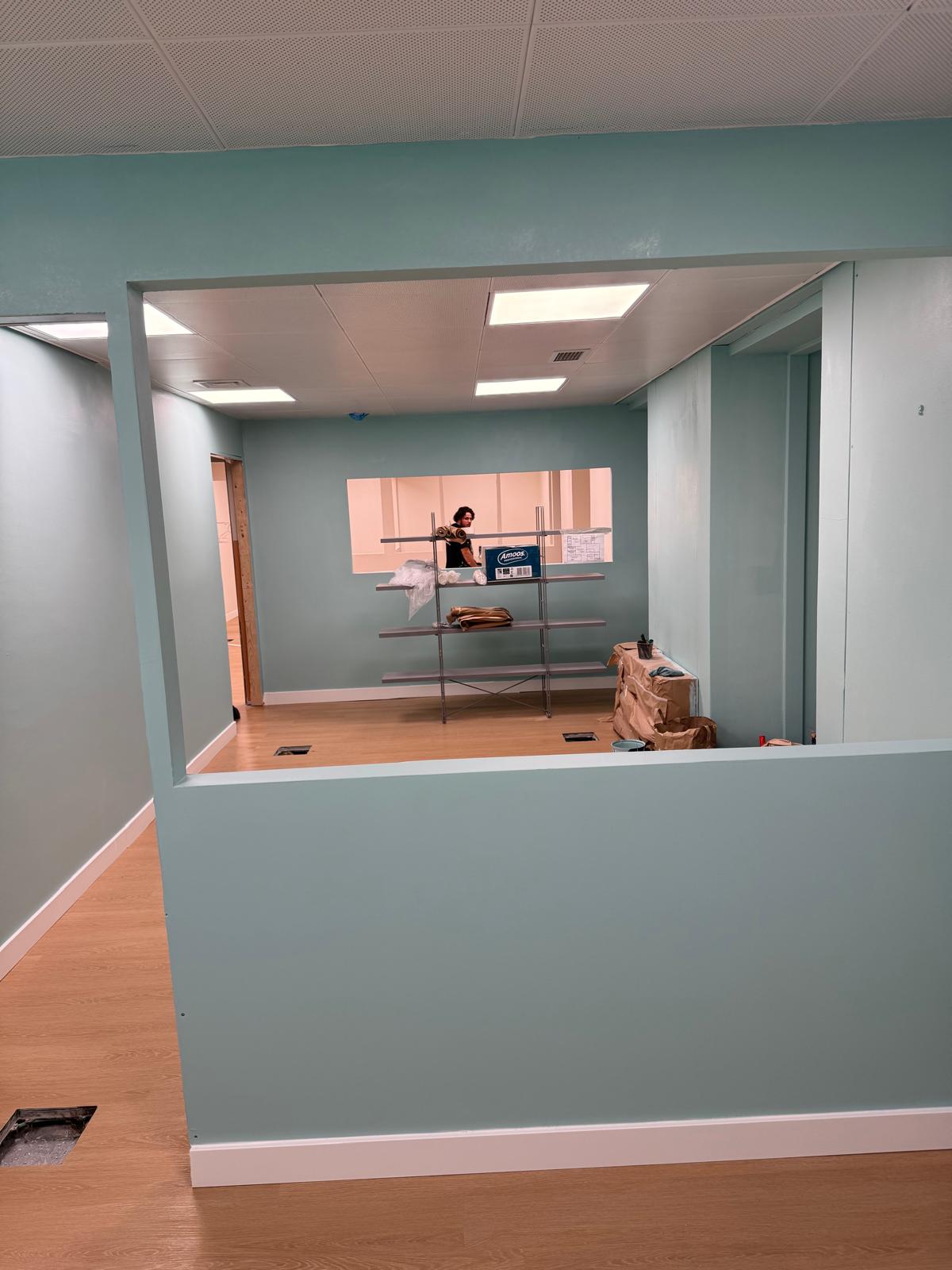 Obra real Multigesso — sala remodelada com divisórias e pintura em tons suaves